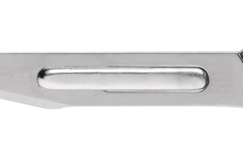 You can lift the blade a little at the back with one hand. At the same time, you pull it out at the front with the other hand. Now insert the new blade, ready.