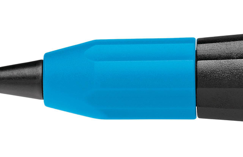 Zo doet u het: draai de kop van de greep op “open” en u kunt meteen het oude mesje nemen. Nieuw mesje erin en de kop van de greep op “lock” terugzetten.