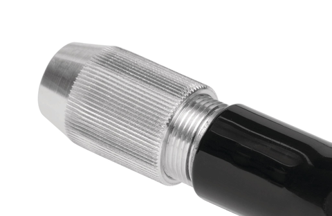 Het vervangen van het mesje is erg eenvoudig. Draai de kartelmoer los en neem de houder uit de greep. Nu het flexibele gedeelte naar beneden trekken en het mesje eruit nemen.