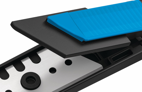 Just pressing the blade change button allows you to remove the plastic insert with the blade. The click-in blade cover and integrated magnet make blade changing even easier and safer.