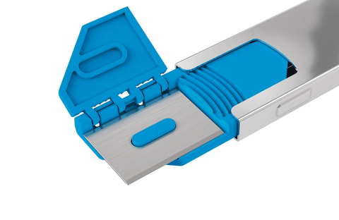 Il suffit de maintenir le bouton de changement enfoncé et de tirer le curseur vers l'avant : la lame maintenue par un aimant est déjà prête. L'insert en plastique et le manche restent toujours solidaires, de telle sorte que rien ne se perd ici non plus.