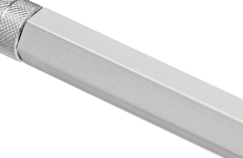 Information explicite : le manche en aluminium garantit la résistance absolue contre l'abrasion. Cette solidité est appréciée surtout pour des découpes plus dures.