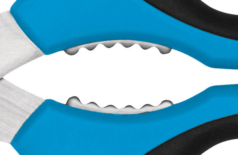 Even though the SECUPLUS 565 is an all-rounder, it is not restricted just to cutting. A cap that you cannot unscrew? Just use the grips embedded in the handles and the problem will be solved in no time at all!