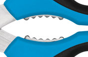 Even though the SECUPLUS 565 is an all-rounder, it is not restricted just to cutting. A cap that you cannot unscrew? Just use the grips embedded in the handles and the problem will be solved in no time at all!