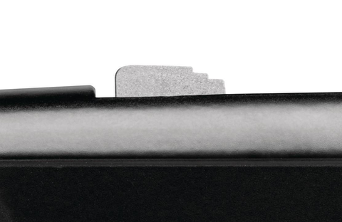 With the right or with the left hand, you ask? Left and right, is the answer! The metal slider is on top of the handle. And can thus be easily used with either thumb.