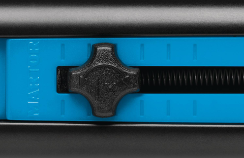 Che cos'ha SECUNORM MULTISET che gli altri non hanno? Una vite di bloccaggio con cui è possibile regolare continuamente l'estensione della lama fino a 25 mm. Pertanto, il vostro utensile si adatta a qualsiasi situazione e imballaggio.