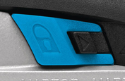 Vous emmenez le SECUPRO MARTEGO partout ? Cela nous réjouit ! Mais n‘oubliez pas d‘appuyer sur le bouton de sécurité bleu. Ainsi vous évitez la sortie intempestive de la lame.