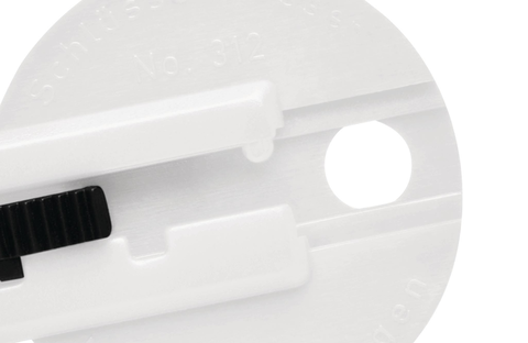 ARGENTAX KEY-SHAPED CUTTERの場合、穴を利用することができます。ここに紐を通してカッティングツールが必要となる場所に掛けておくことができます。